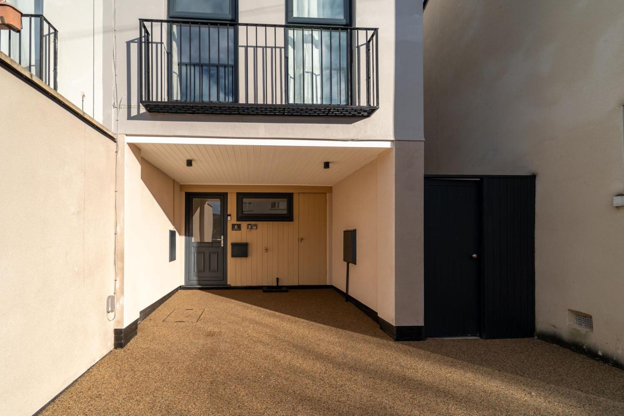 Spacious Town House Sleeps 8, Bath Road Holiday home