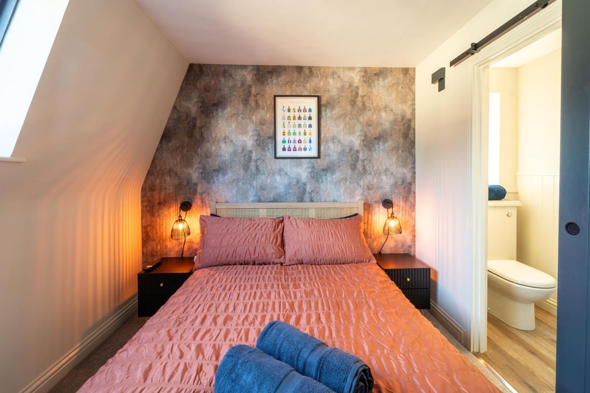 Spacious Town House Sleeps 8, Bath Road Holiday home *