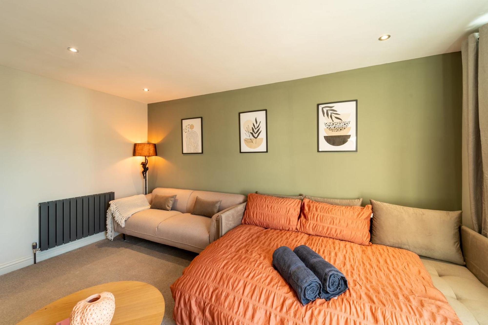 Spacious Town House Sleeps 8, Bath Road * Cheltenham