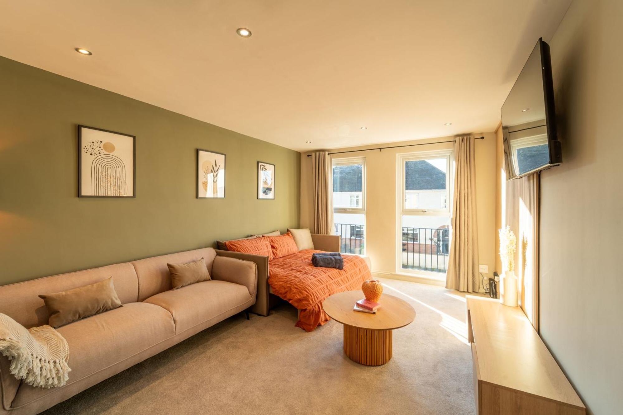 Holiday home Spacious Town House Sleeps 8, Bath Road Cheltenham