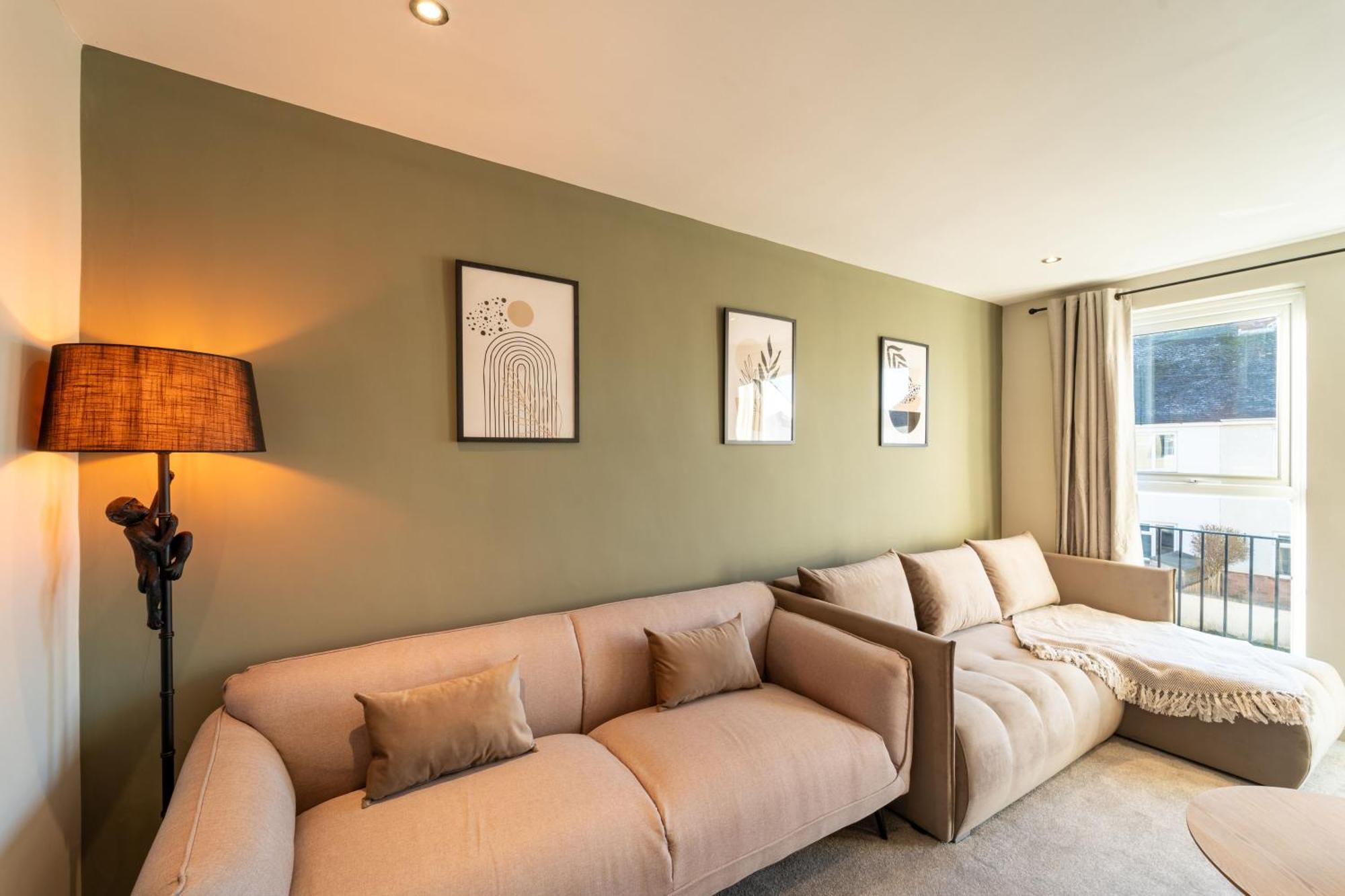 Spacious Town House Sleeps 8, Bath Road Holiday home