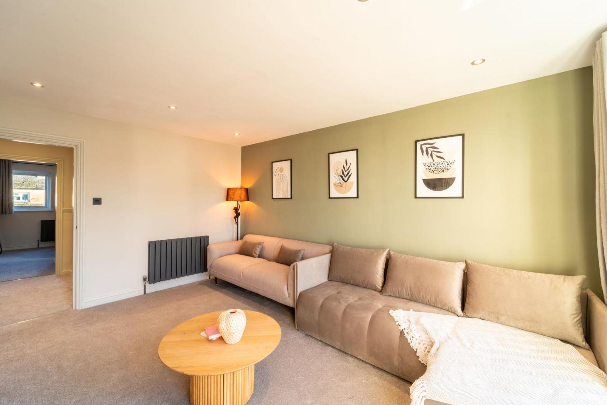 Holiday home Spacious Town House Sleeps 8, Bath Road