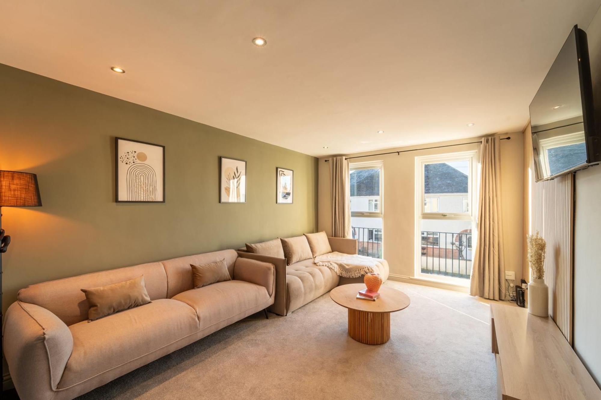 Spacious Town House Sleeps 8, Bath Road Holiday home