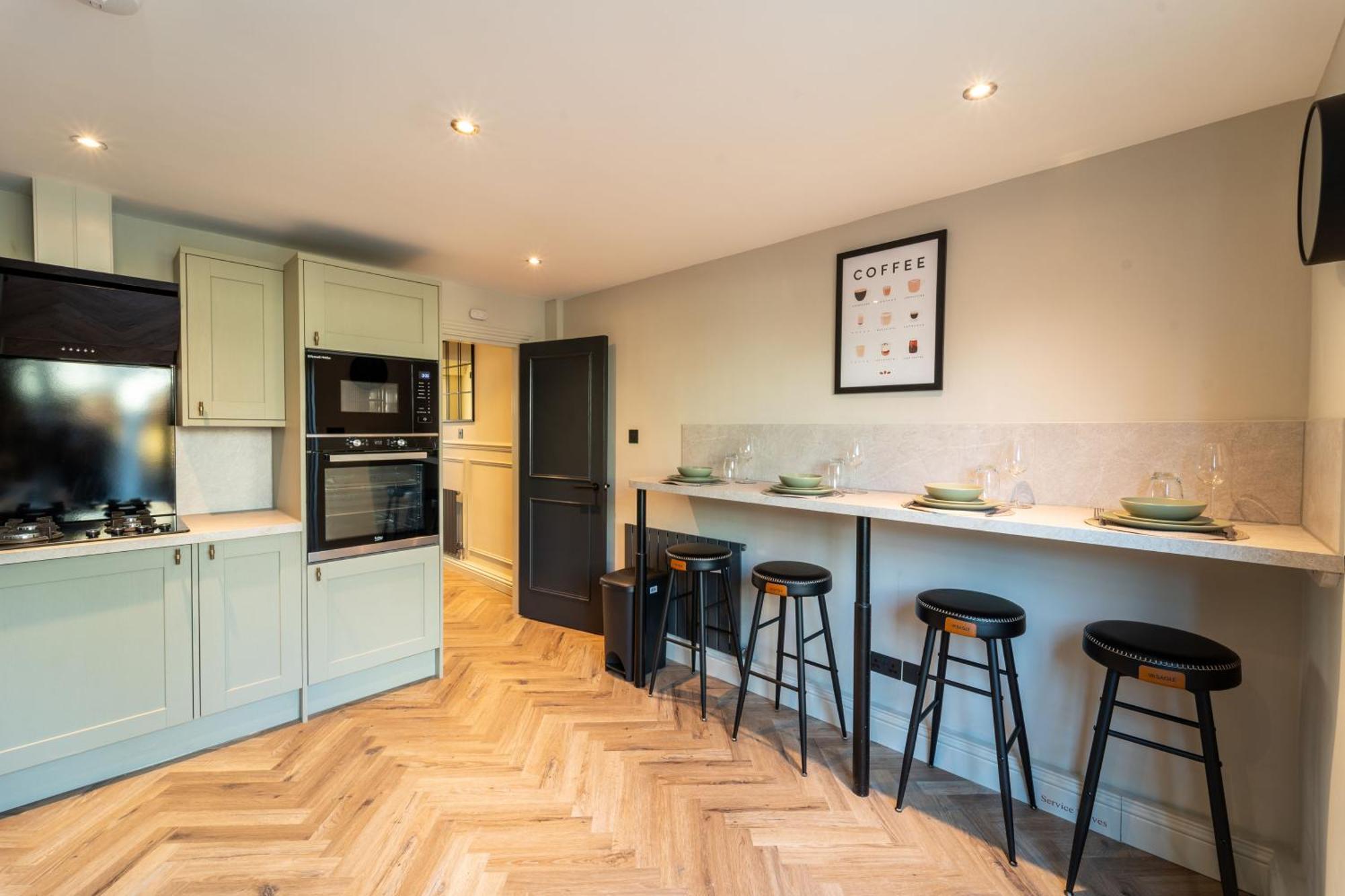 Spacious Town House Sleeps 8, Bath Road