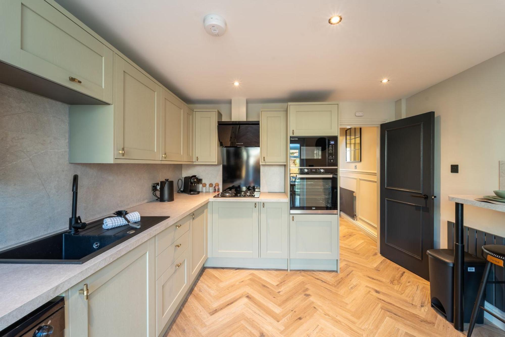 Spacious Town House Sleeps 8, Bath Road Holiday home *