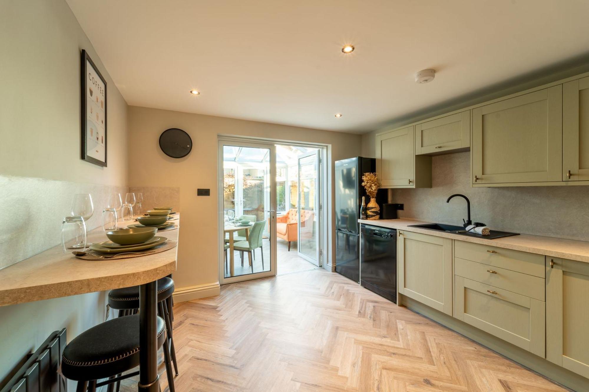 Spacious Town House Sleeps 8, Bath Road * Cheltenham