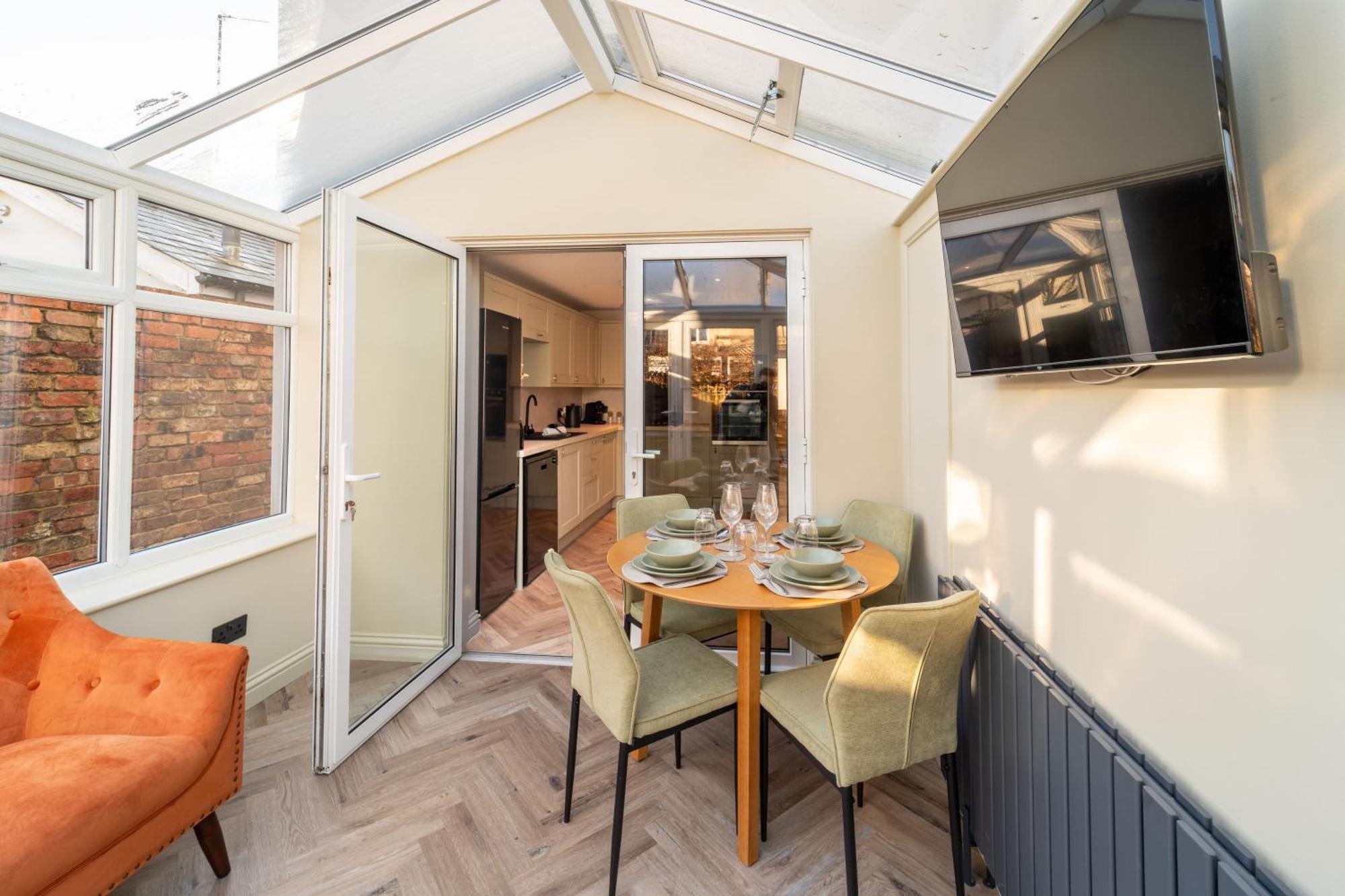 Holiday home Spacious Town House Sleeps 8, Bath Road *