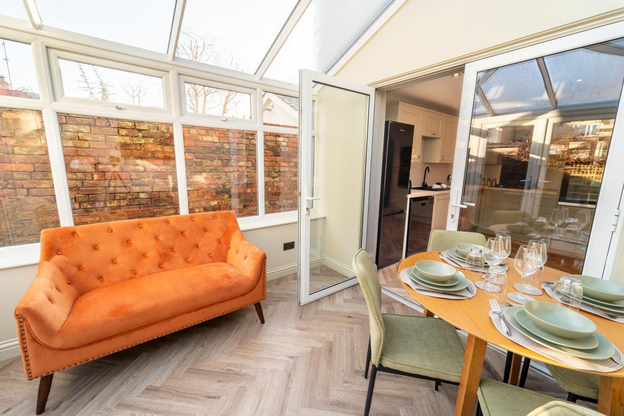 Spacious Town House Sleeps 8, Bath Road *