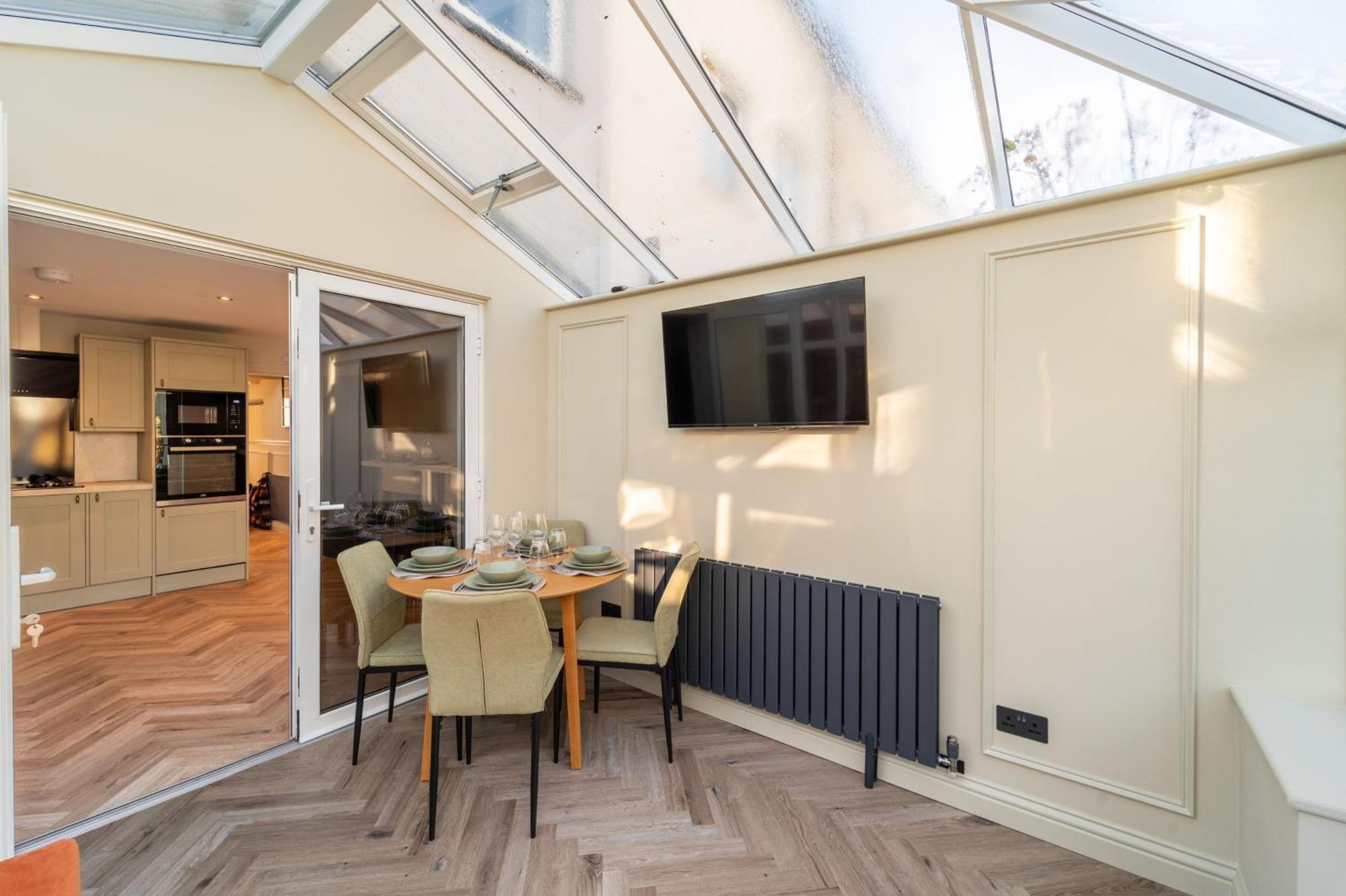 Spacious Town House Sleeps 8, Bath Road