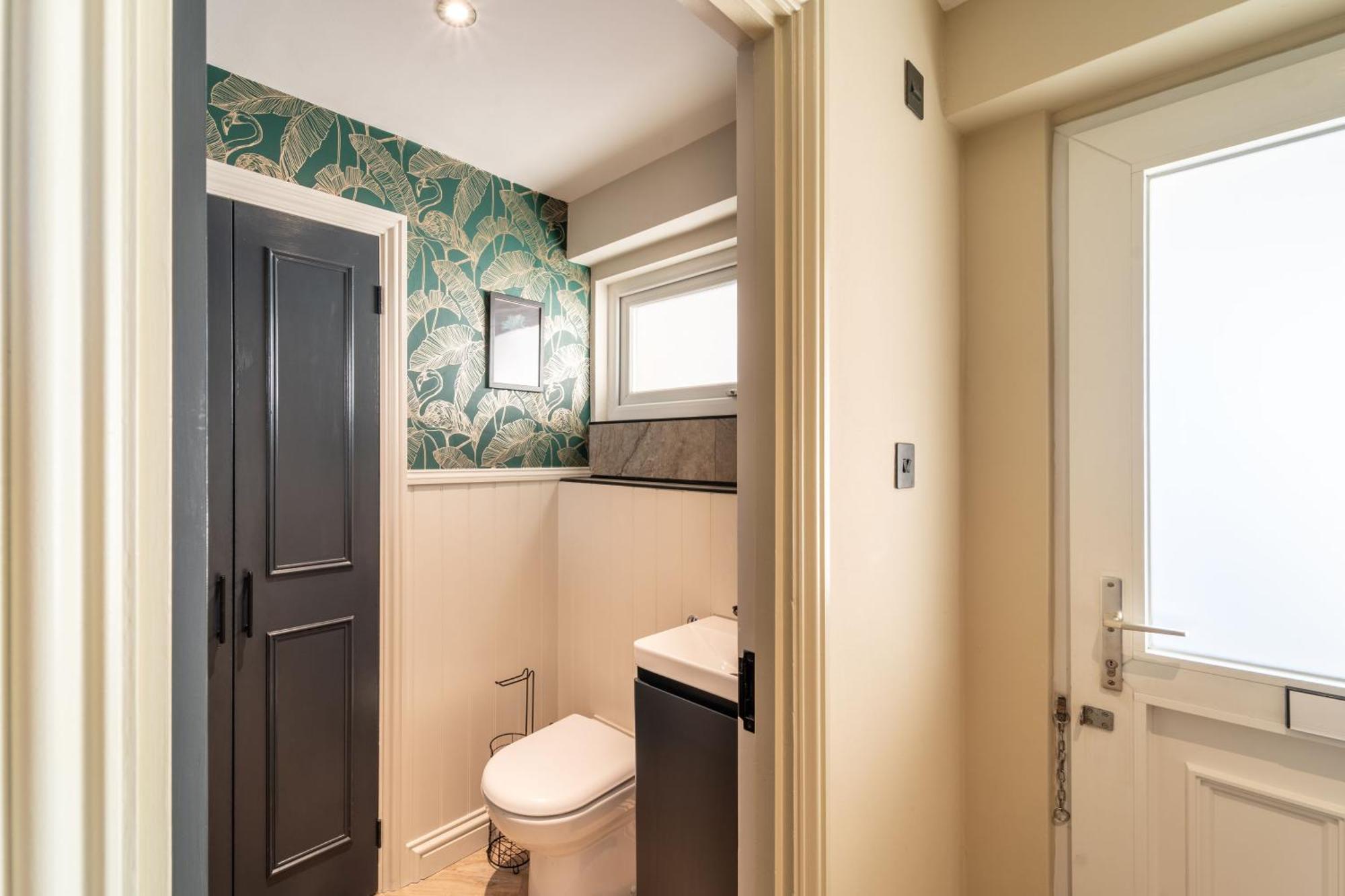 Holiday home Spacious Town House Sleeps 8, Bath Road Cheltenham