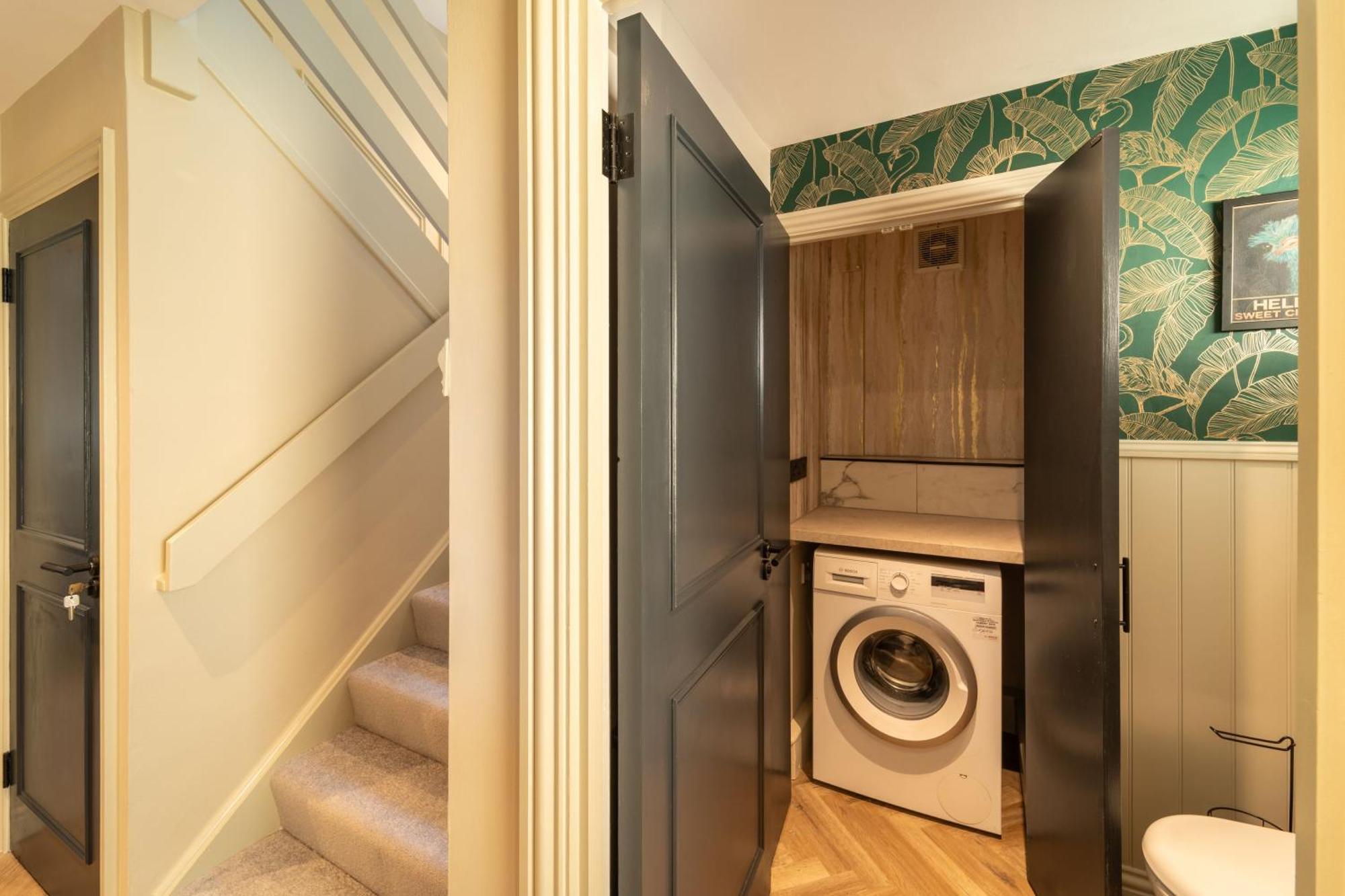 Spacious Town House Sleeps 8, Bath Road *