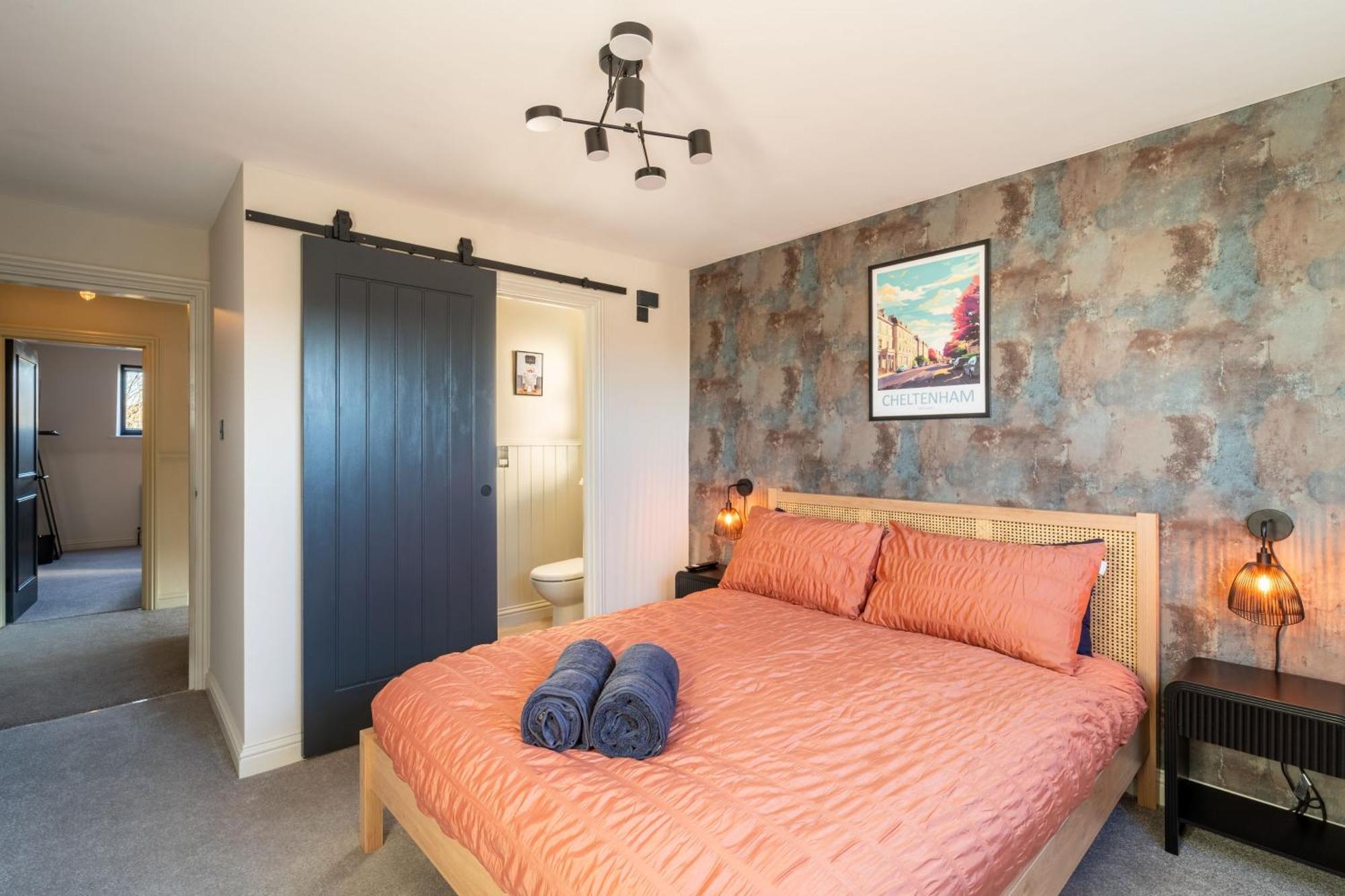 Spacious Town House Sleeps 8, Bath Road
