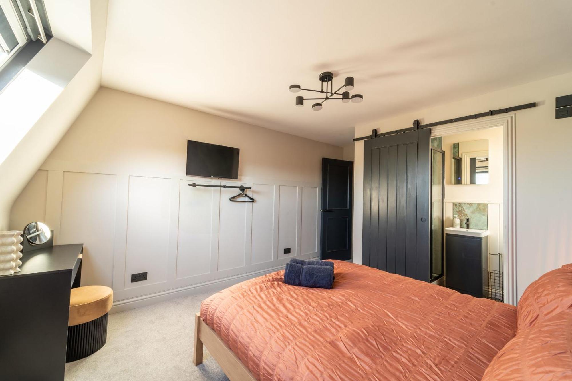 Spacious Town House Sleeps 8, Bath Road *