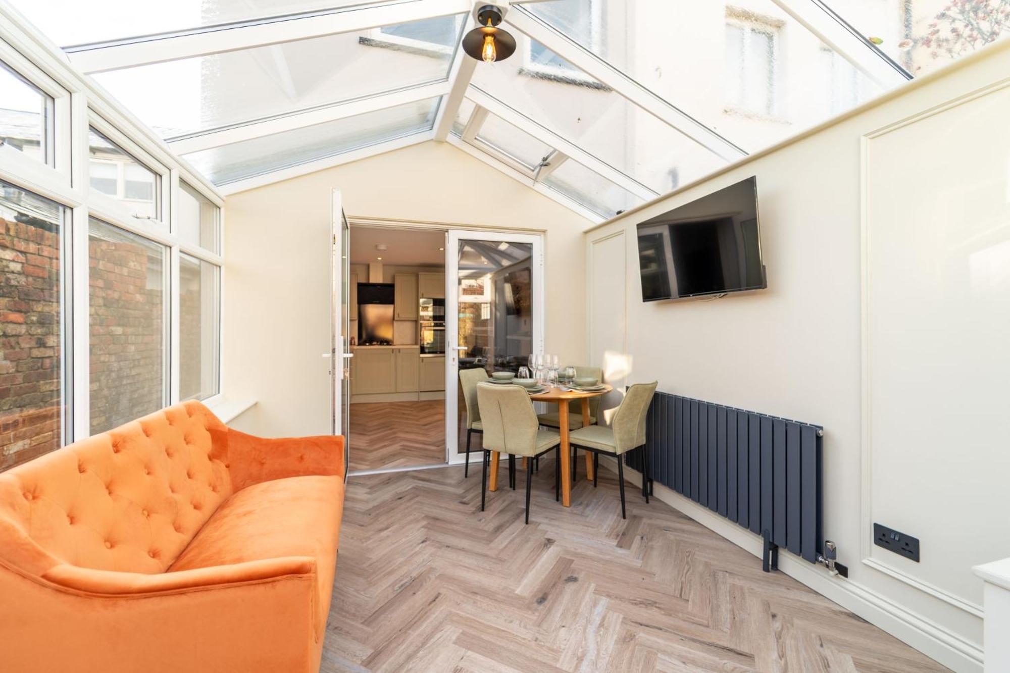 Spacious Town House Sleeps 8, Bath Road Holiday home